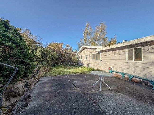 Building Photo - 3221340