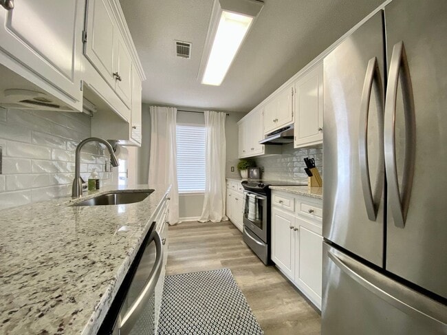 Building Photo - 16 Summit Commons Ct