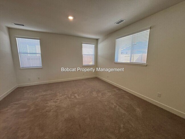 Building Photo - 925 Nelle Dr