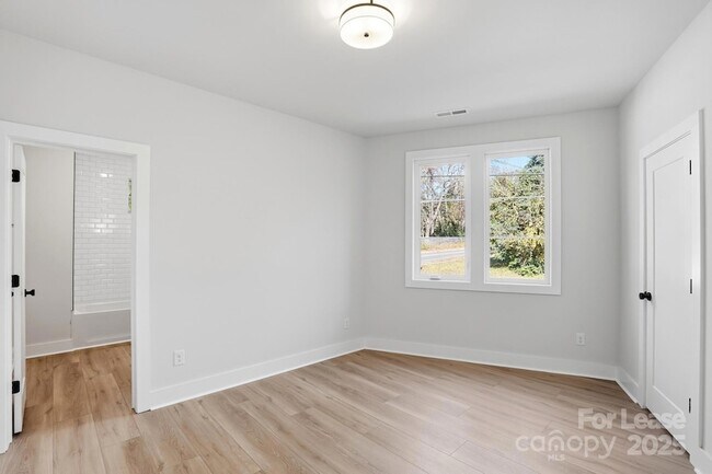 Building Photo - 1306 Carolyn Dr