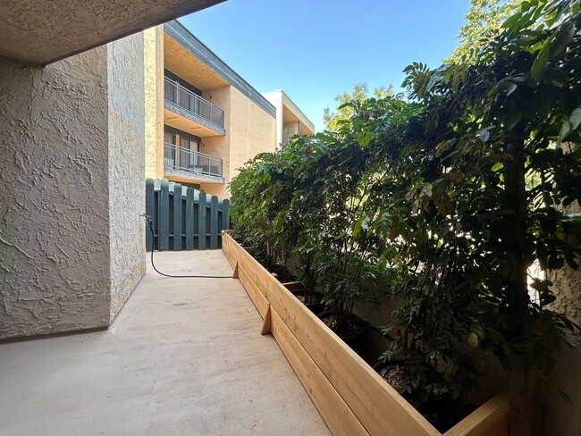 Building Photo - Spacious Two Bedroom, Two Bath Condo in De...