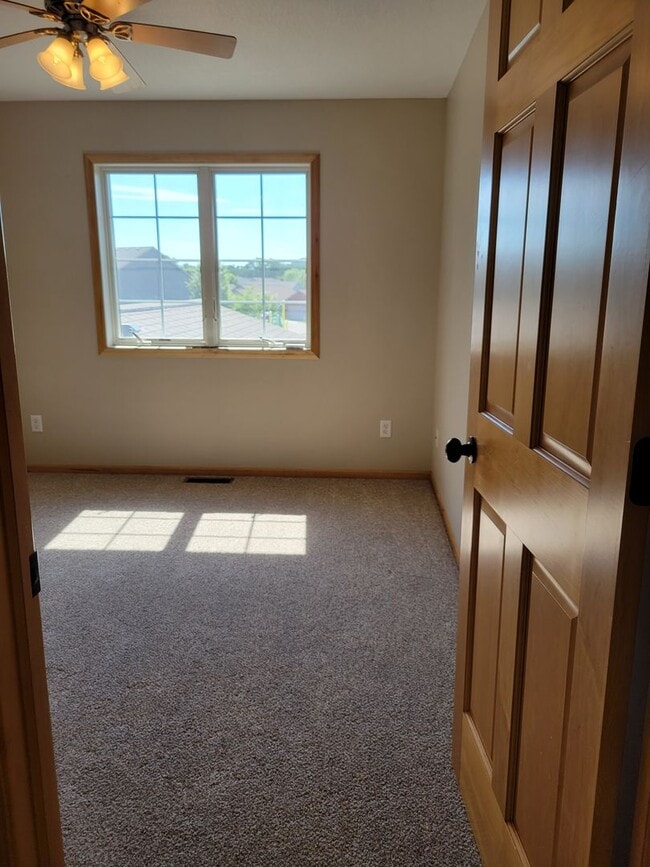 Building Photo - 3 Bedroom Townhouse - Middle Unit