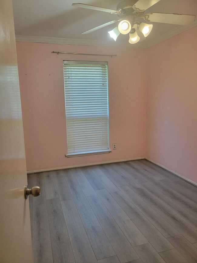 Building Photo - Pet Friendly, One Story 3 Bedroom Available!