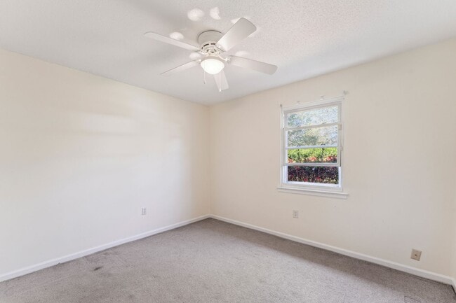 Building Photo - AVAILABLE NOW! (Pet Friendly)