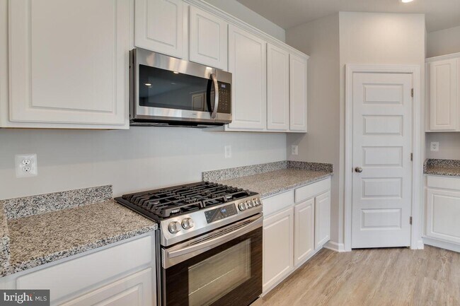 Building Photo - 6308 Savannah Dr