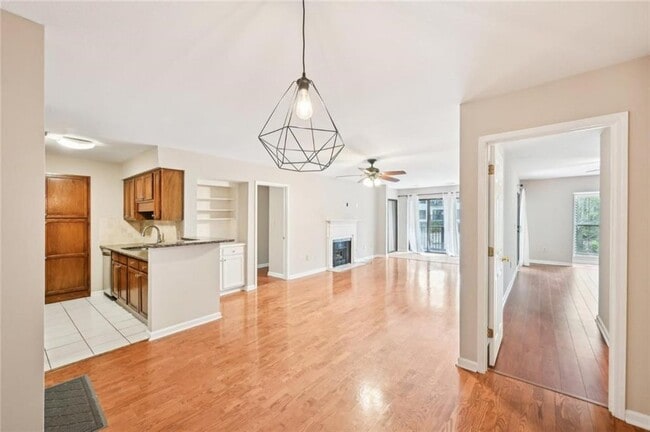 Building Photo - 2303 Pine Heights Dr NE