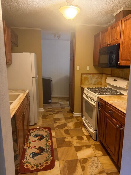 Building Photo - 2412 Riverbend Dr