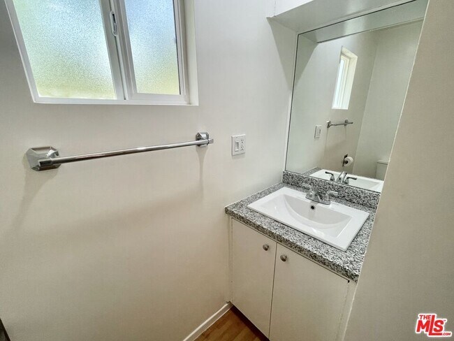 Building Photo - 3227 Bennett Dr