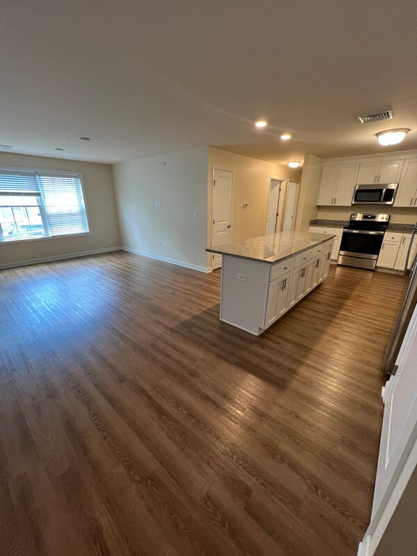 Building Photo - 540 Northend Dr