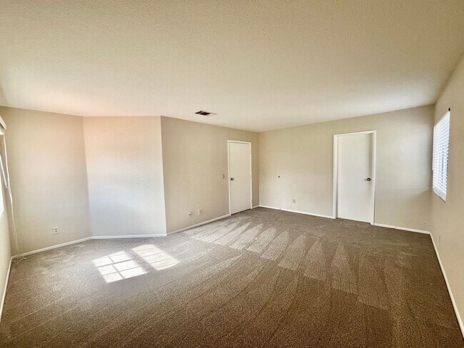 Building Photo - Gorgeous 4 Bedroom Home with Pool & Spa Located in The Lakes