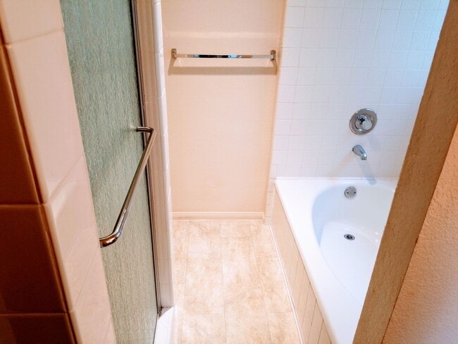 Building Photo - View 2bed 2.5bath, 3 Balconies, 2 Car Garage, pool in Tierrasanta!