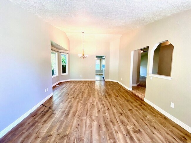 Building Photo - 4 Bedroom 2 bath Home in NW Boise