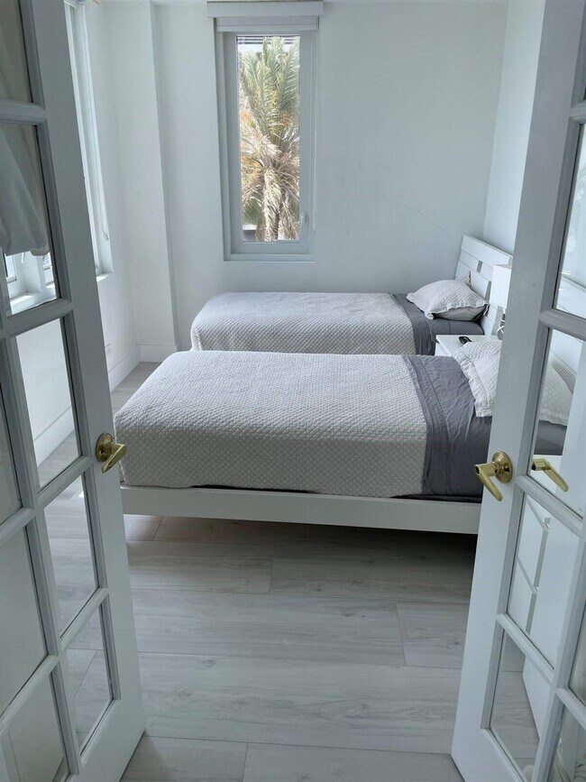 Building Photo - 2301 Collins Ave