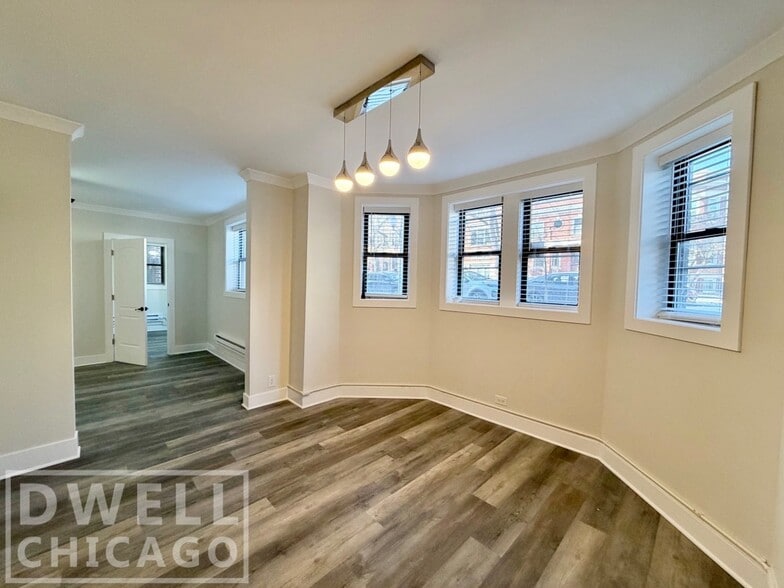 Building Photo - 3825 N Greenview Ave