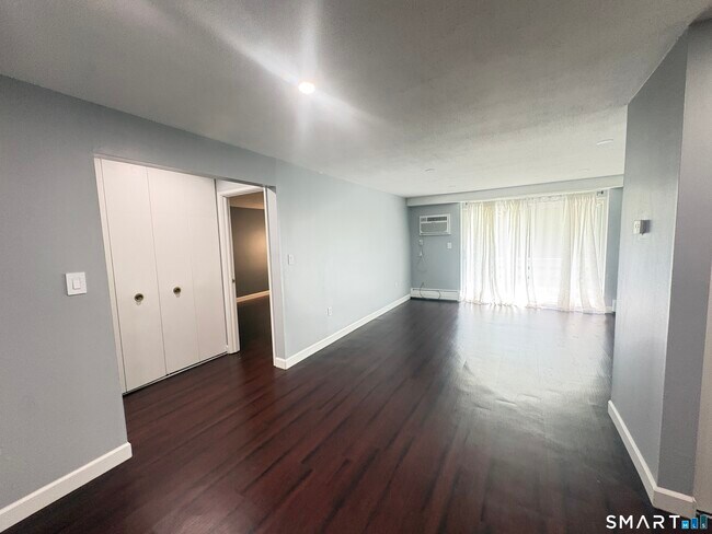 Building Photo - 106 Oakwood Ave