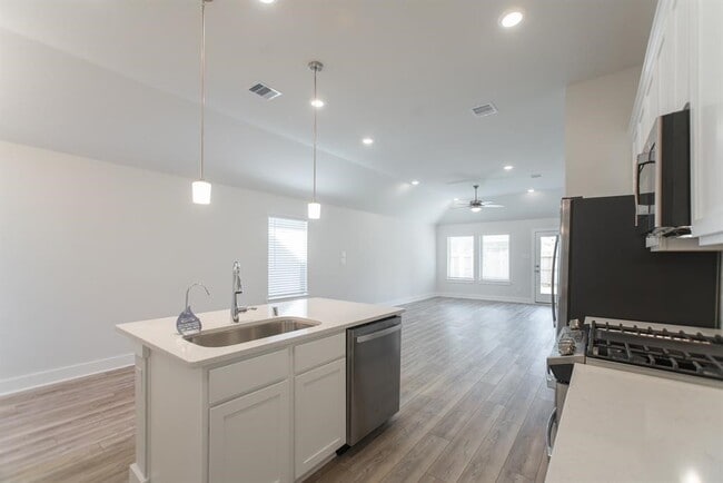 Building Photo - 10626 Whitejacket