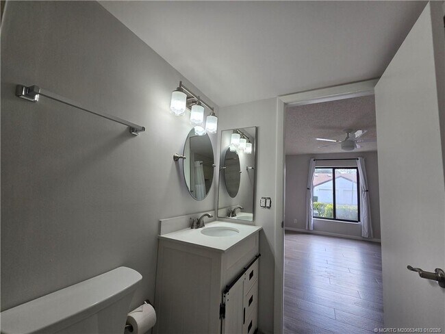 Building Photo - 2114 SW Silver Pine Way