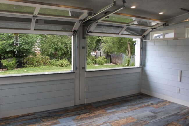 Building Photo - Columbine Hills - 3 BR/2 1/2 BA Home!