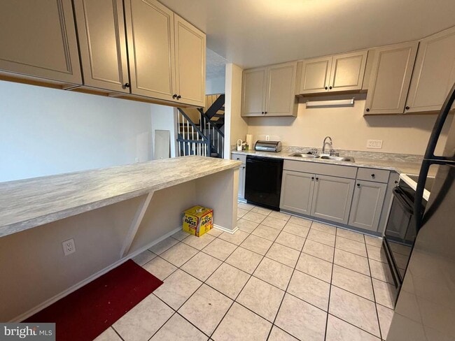 Building Photo - 327 James St