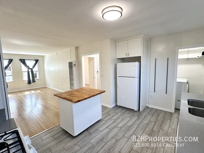 Building Photo - 1Bed 1Bath with In Unit Washer/Dryer and B...