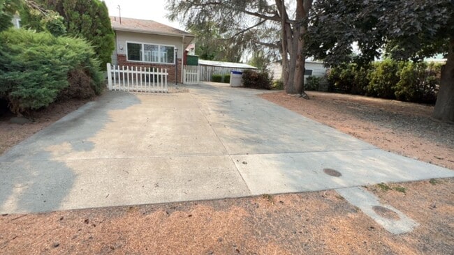 Building Photo - Large 4 Bedroom Orchards Home with private...