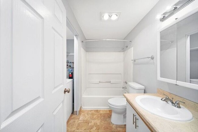 Building Photo - Spacious 2 Bed, 1.5 Bath. townhome with Washer and Dryer!