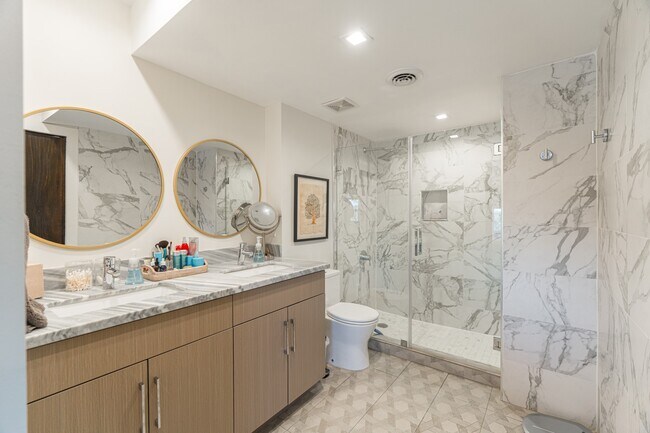 Building Photo - 2701 Westheimer Rd