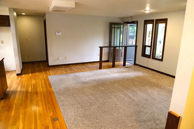 Building Photo - 4 bed 3 bath home, Lease through June 2026