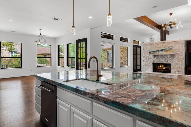 Building Photo - Elevated Executive Living in Lake Forest