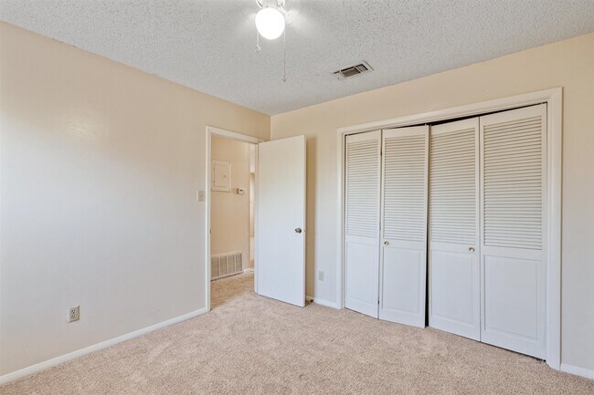 Building Photo - 221 Mary Lou Dr