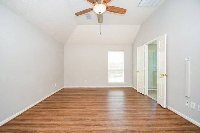 Building Photo - 707 New Pines Dr