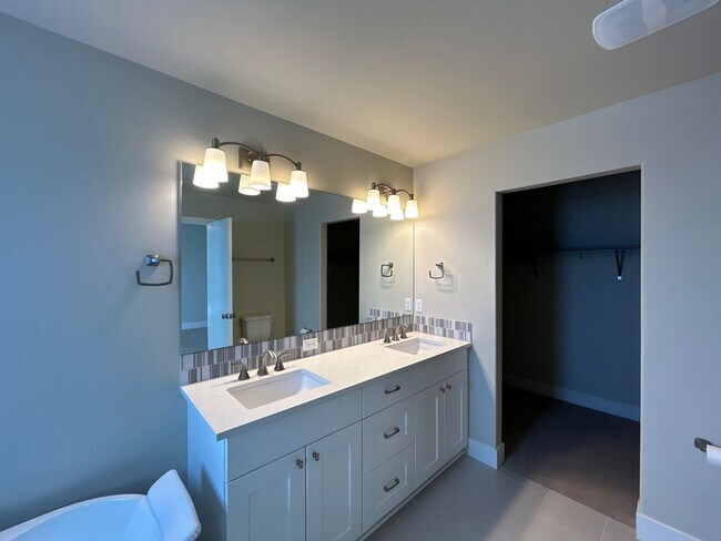 Building Photo - Beautiful 3 Bedroom Home in Tuscany Pines