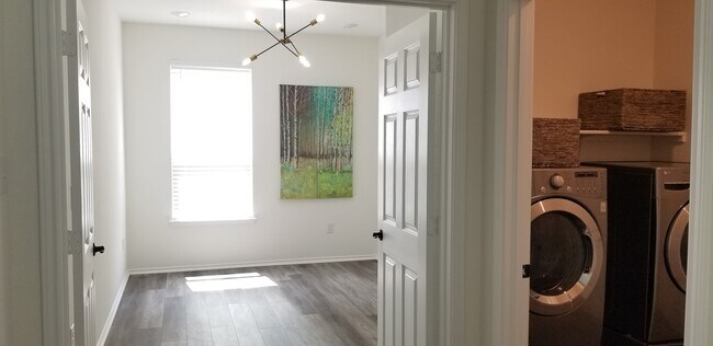 Building Photo - 6213 Albany Sleigh Dr