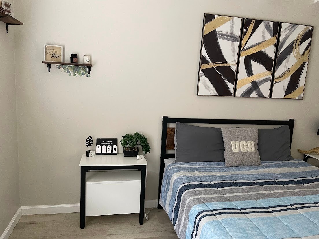 Building Photo - 915 N Holly St