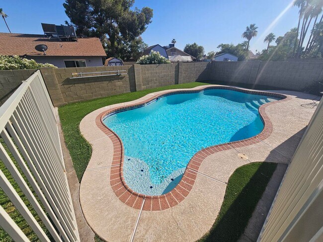 Building Photo - 3 Bedroom 2 Bath Furnished Home