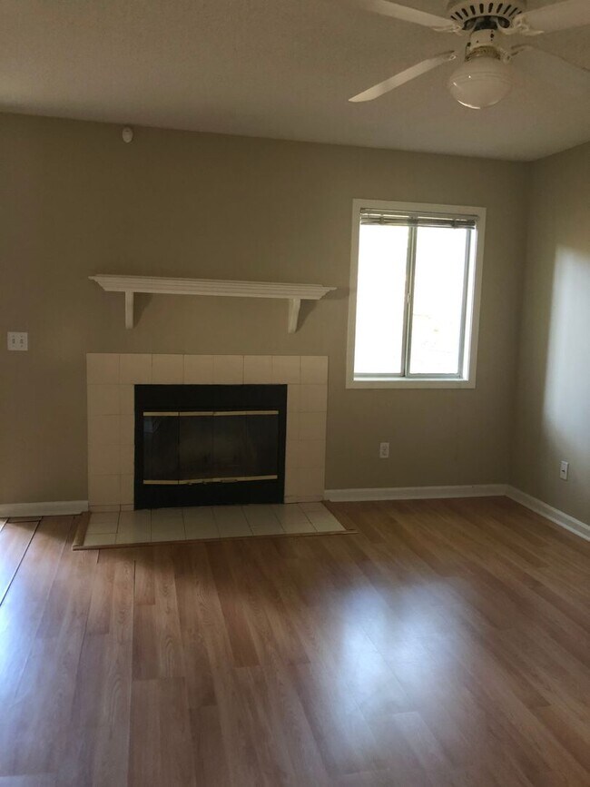 Building Photo - Rolling Acres - End Unit!  CARPET/LVP. WAS...