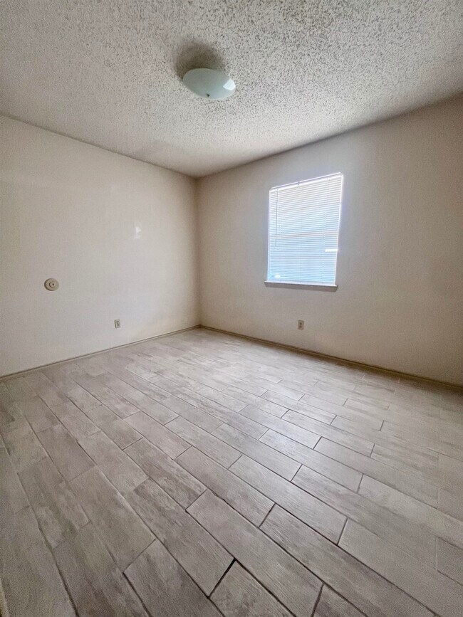 Building Photo - 216 E Cherry Ln