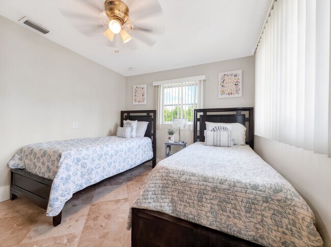 Building Photo - Discover the perfect Naples Park rental just minutes from the beach.