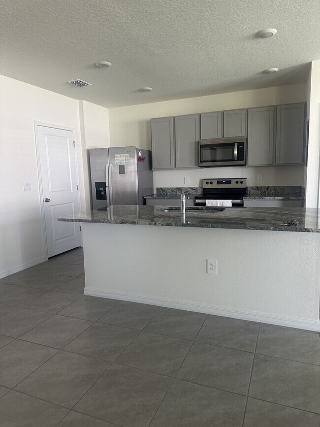 Building Photo - Gorgeous 3-Bedroom, 2-Bathroom Townhouse in Bradenton
