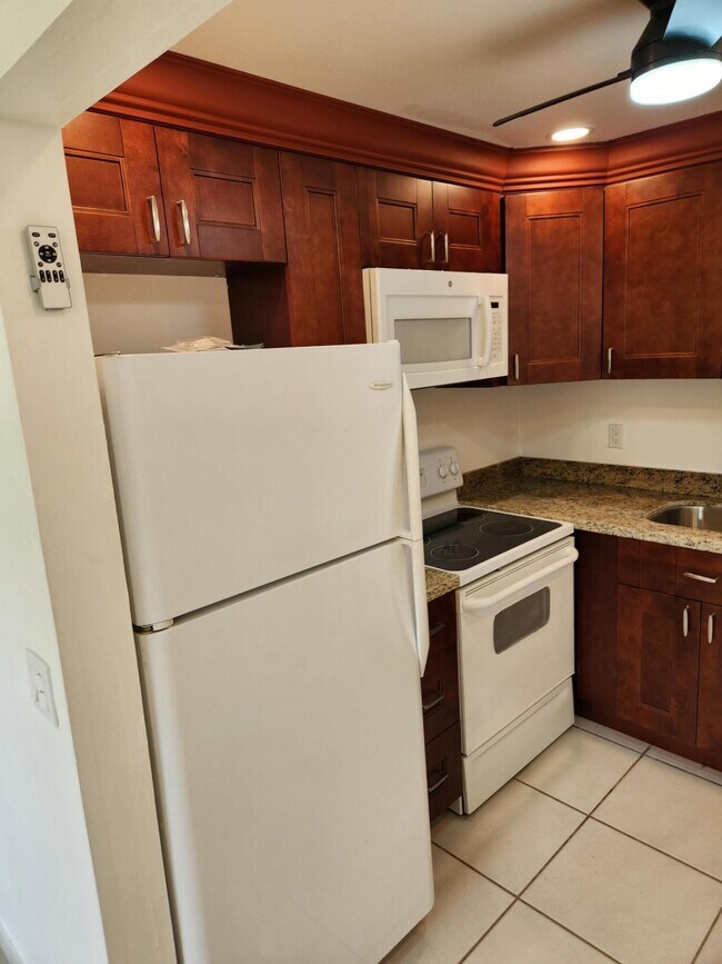 Building Photo - 600 Village Green Ct