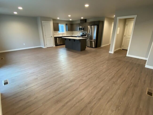 Building Photo - Luxury 3 bedroom, 2 bath home with double garage!