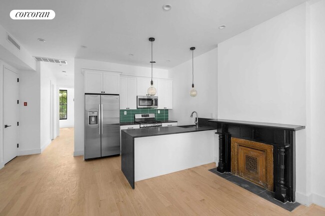 Building Photo - 1242 Putnam Ave