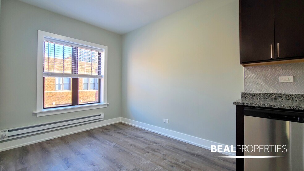 Building Photo - 622 W Cornelia Ave