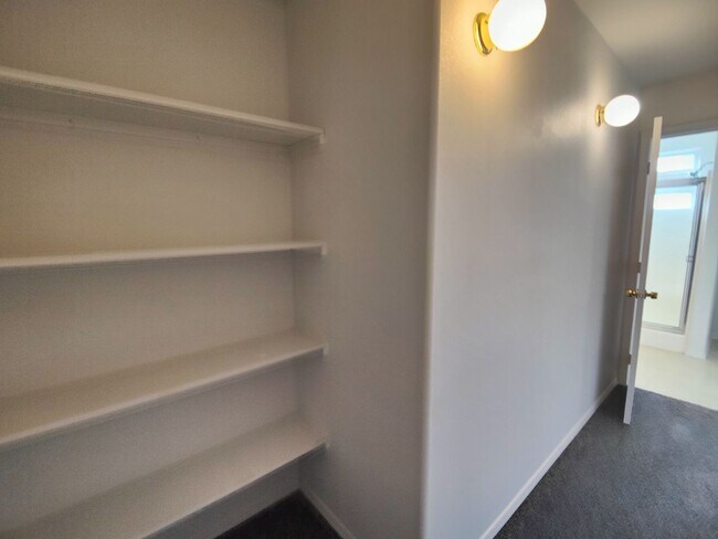 Building Photo - Spacious 3 bedroom 2.5 Bath Townhouse with...
