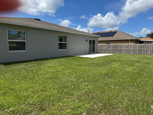 Building Photo - 3725 SW Kasin St