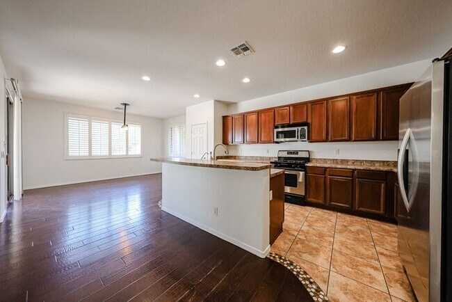 Building Photo - Welcome to this stunning 3-bedroom, 2-bath...