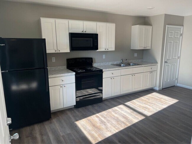 Building Photo - 2 bed, 1 bath Apartment