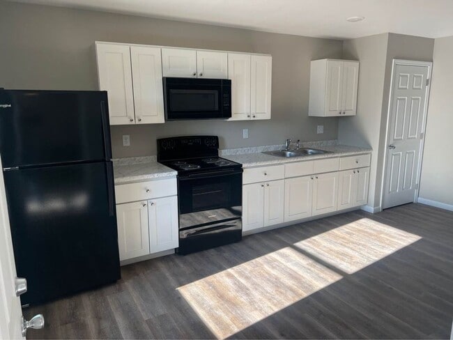 Building Photo - 2 Bedroom, 1 Bath apartment