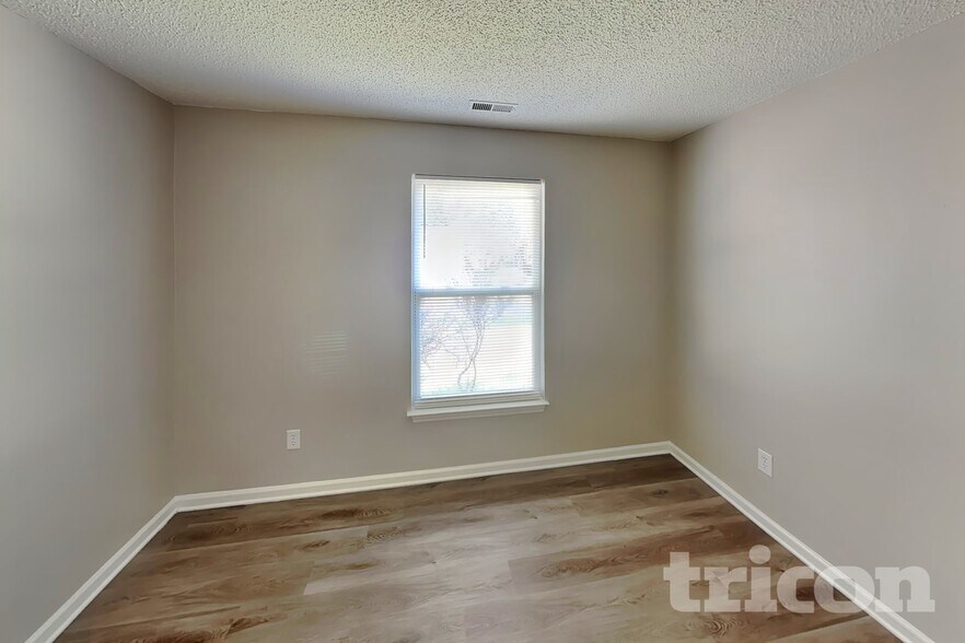 Building Photo - 2104 David Earl Dr
