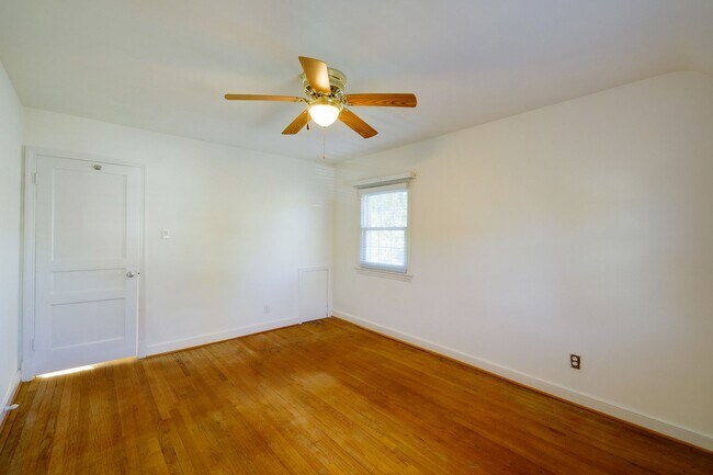 Building Photo - Charming 3BR/2BA Home with Bonus Room, Sunroom & Private Driveway – Prime Hyattsville Location!